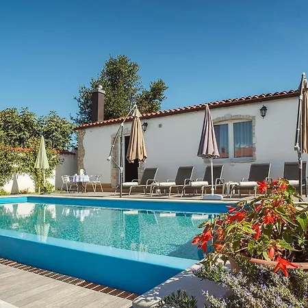 Oberhalb Des Limfjords Liegt Diese Mit Pool, Terrrasse Und Grillplatz Apartment *