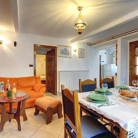 Daire Oberhalb Des Limfjords Liegt Diese Mit Pool, Terrrasse Und Grillplatz Barat (Rovinj)